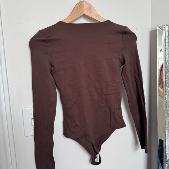 Babaton Aritzia Long Sleeve Bodysuit – Minimalist Brown Stretch Top Size XS - Picture 6 of 6